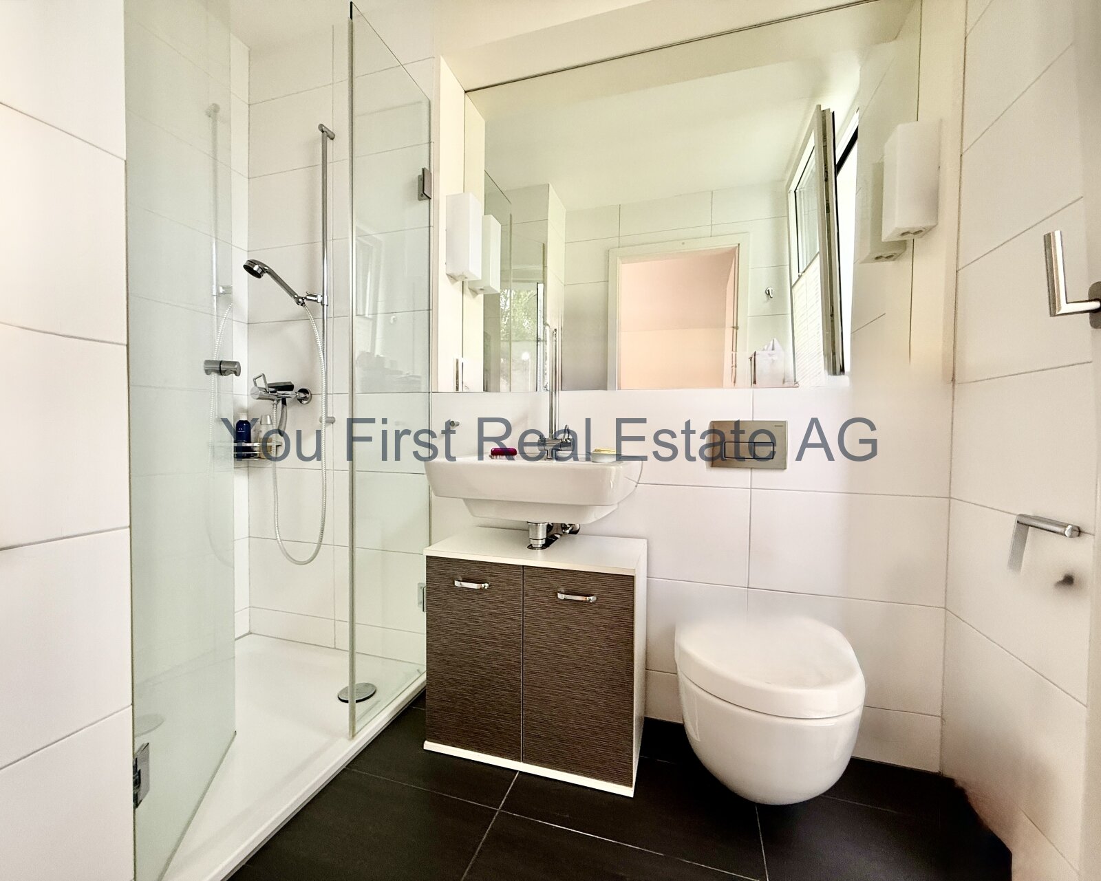 Modernes Duschbad mit Komfort: Edle Glasdusche und Designer-Sanitäreinrichtung