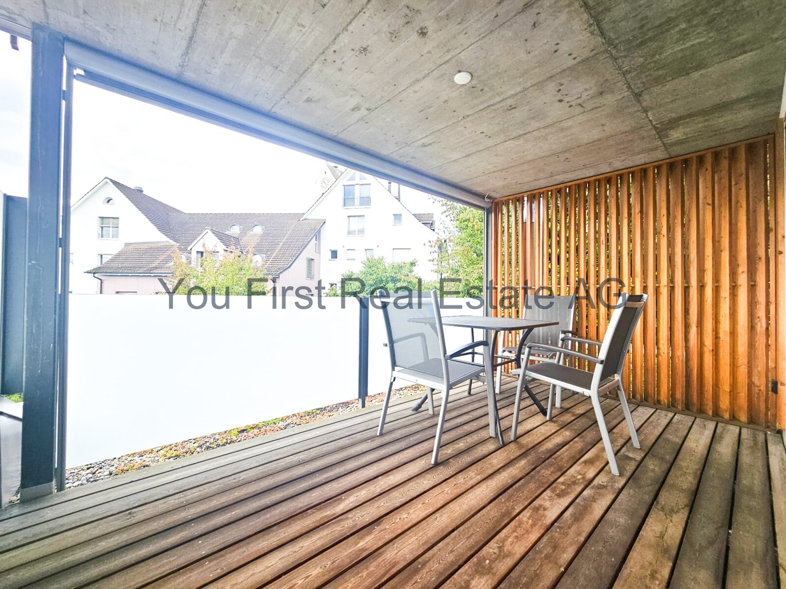 Überdachte Terrasse mit Sichtschutz 