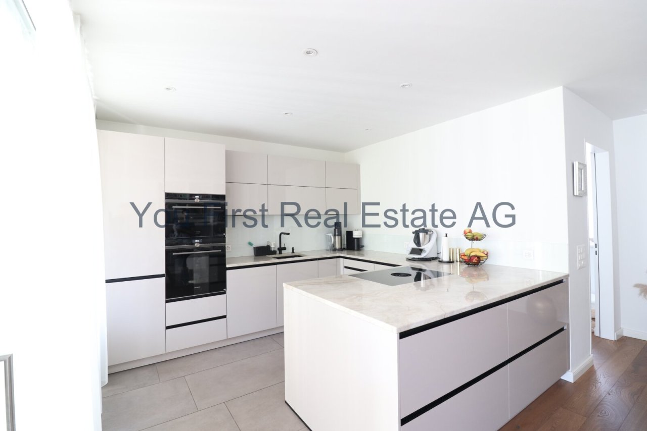 Moderne Designerküche mit Kochinsel 