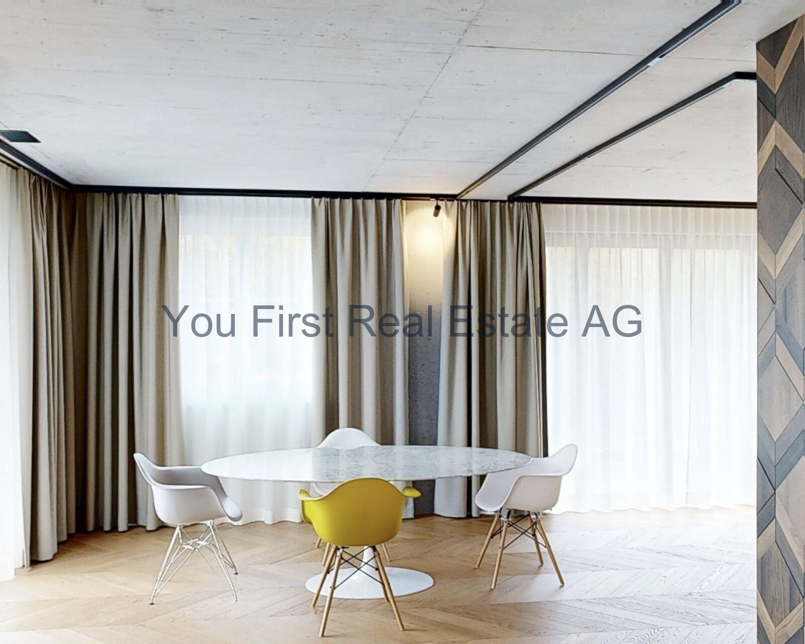 Repräsentativer Essbereich mit Design-Klassikern und eleganter Lichtführung