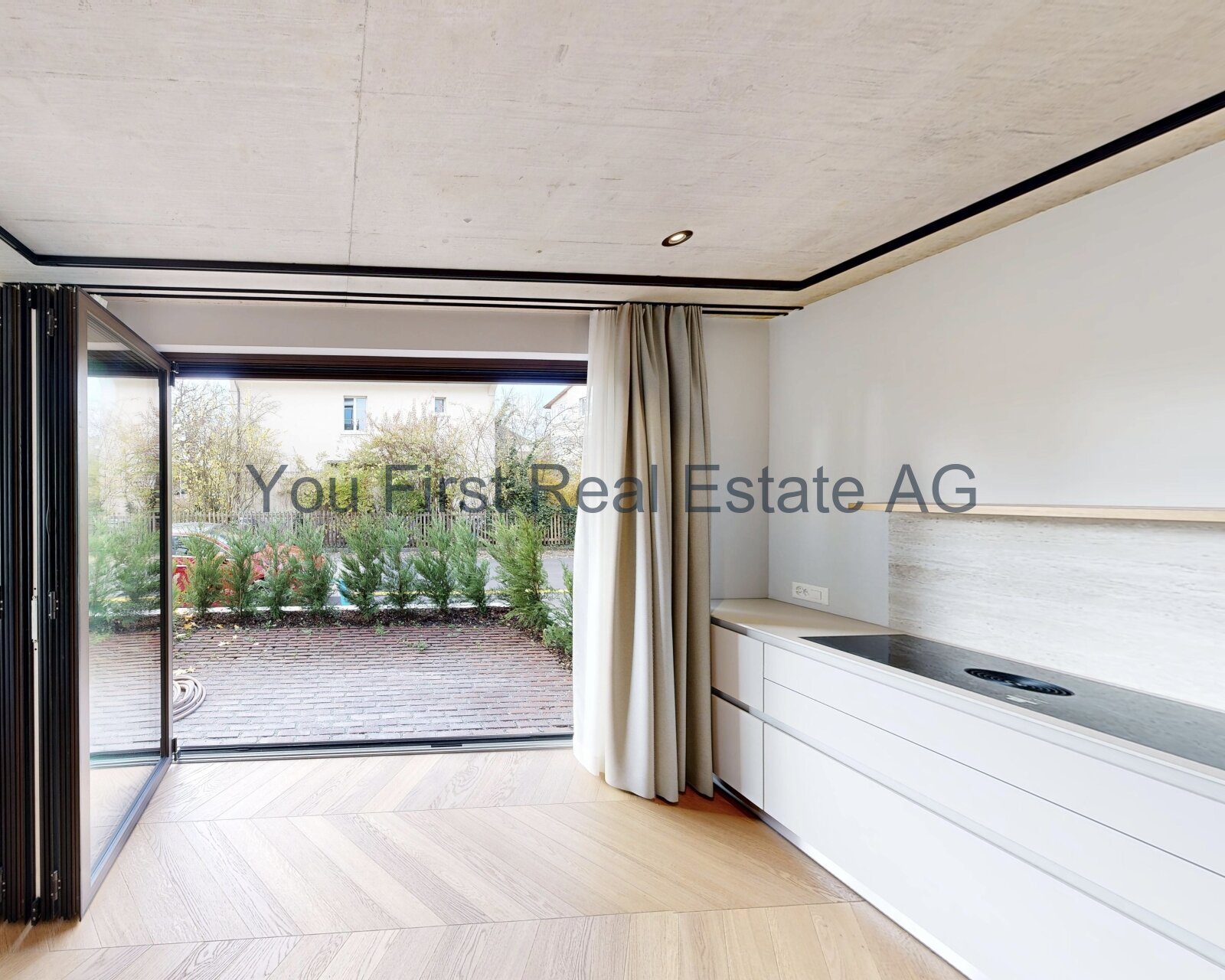 Lichtdurchflutete Erdgeschoss-Wohnung mit bodentiefen Fenstern und direktem Gartenzugang