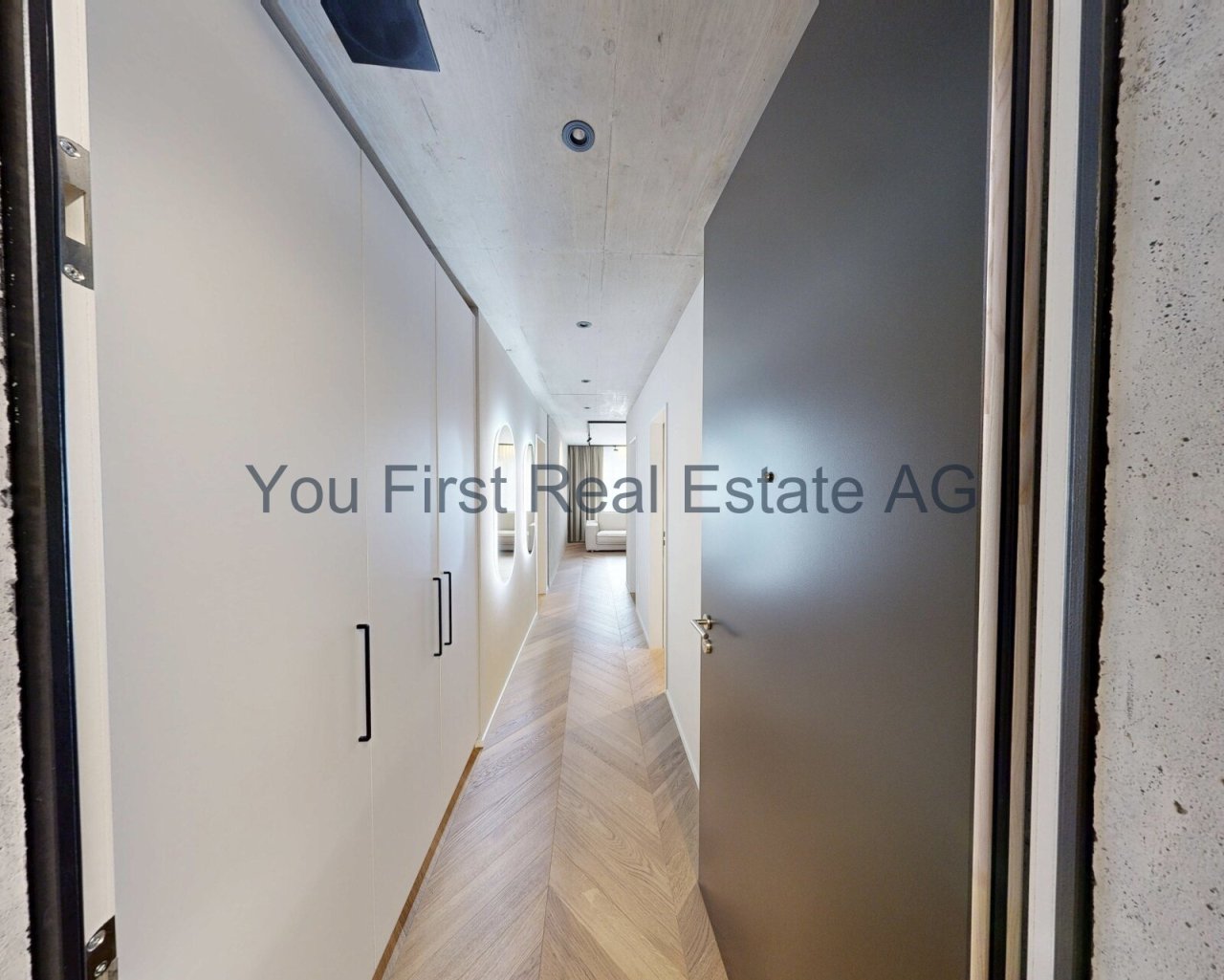 Komfortabler Flur mit Designerstau-Schränken und elegantem Fischgrät-Parkett