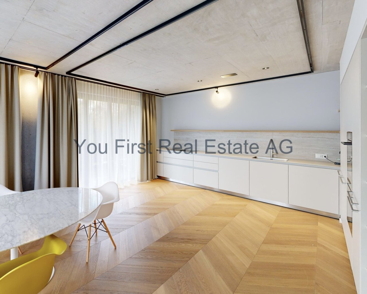 Designerküche mit Panoramaverglasung - Hochwertige Einbauküche in elegantem Ambiente