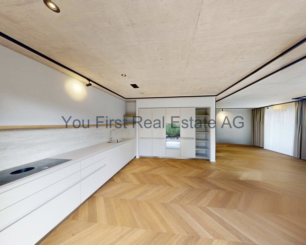 Designerküche mit Charme: Hochwertige Einbauküche in elegantem Fischgrätparkett-Ambiente