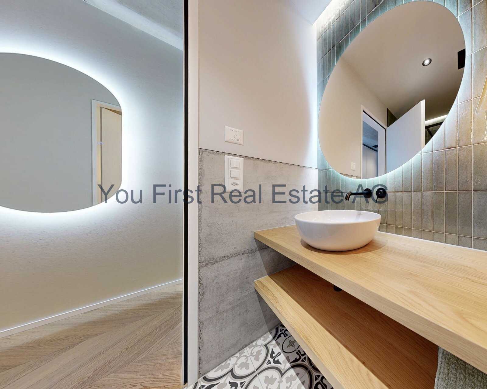 Design-Highlight: Modernes Badezimmer mit Rundumbeleuchtung und Holz-Waschtisch