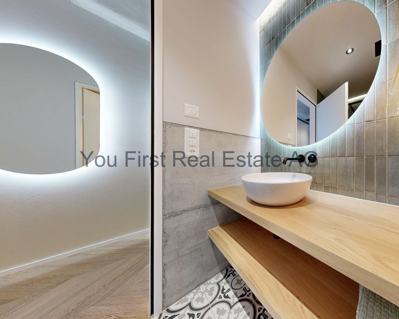 Design-Highlight: Modernes Badezimmer mit Rundumbeleuchtung und Holz-Waschtisch