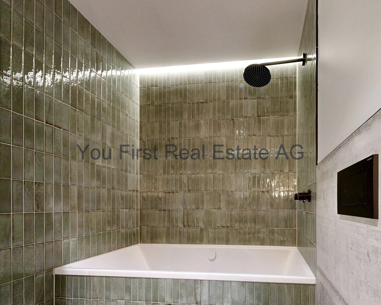 Modernes Wellness-Badezimmer mit Designer-Regendusche und edler Mosaikfliesen-Optik