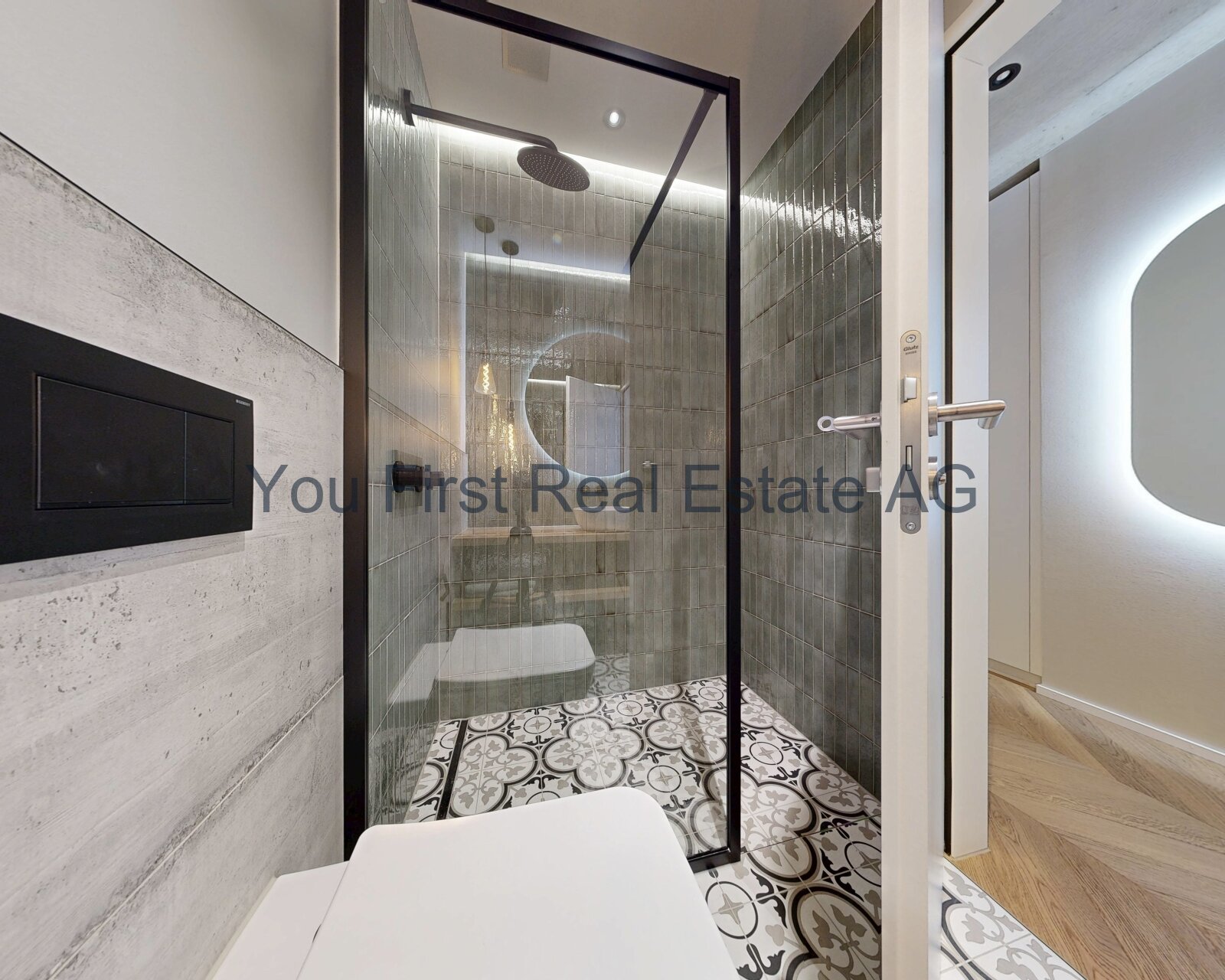 Design-Dusche mit Regenbrause und eleganter Glasfront - Luxus auf kleinstem Raum!
