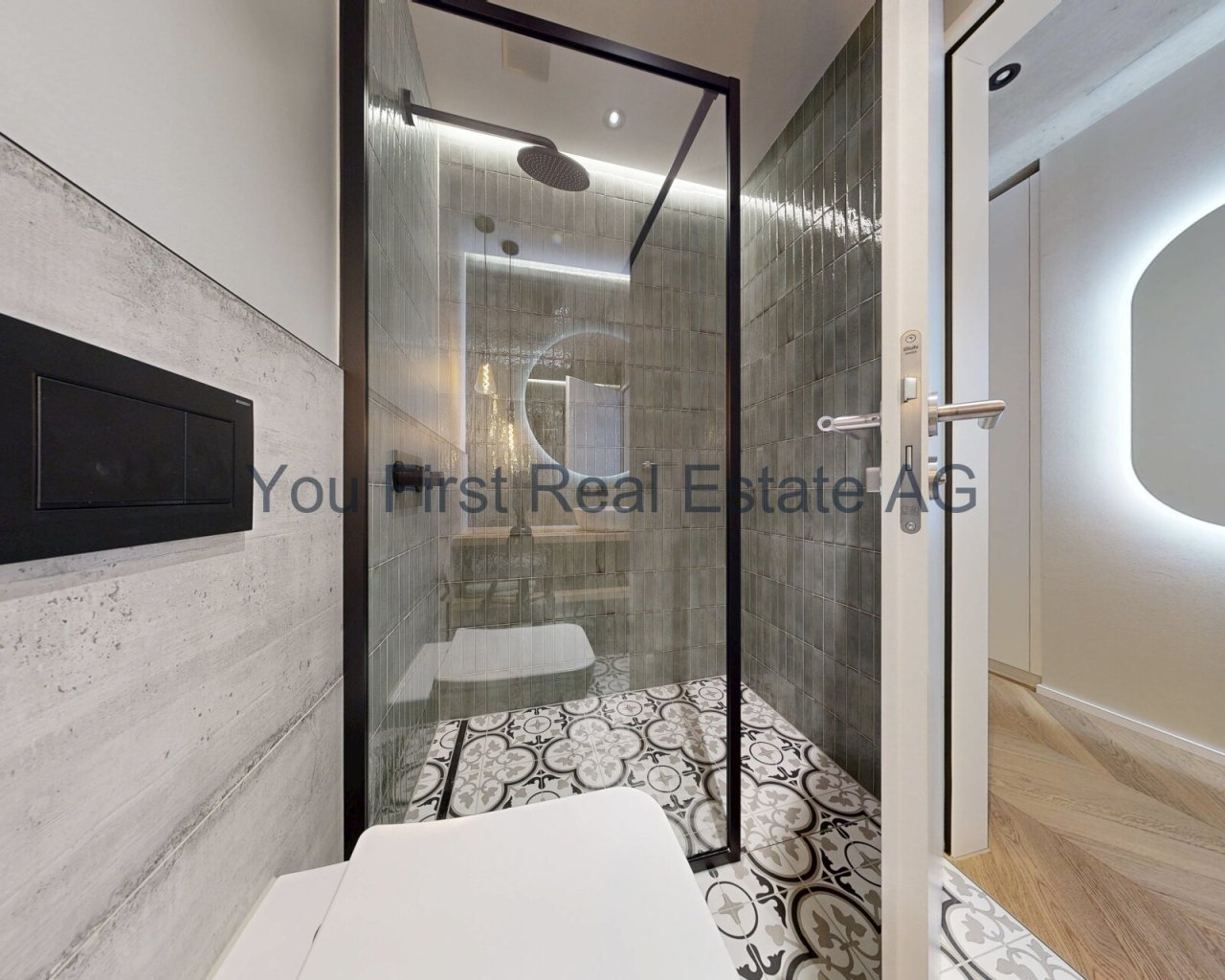 Design-Dusche mit Regenbrause und eleganter Glasfront - Luxus auf kleinstem Raum!
