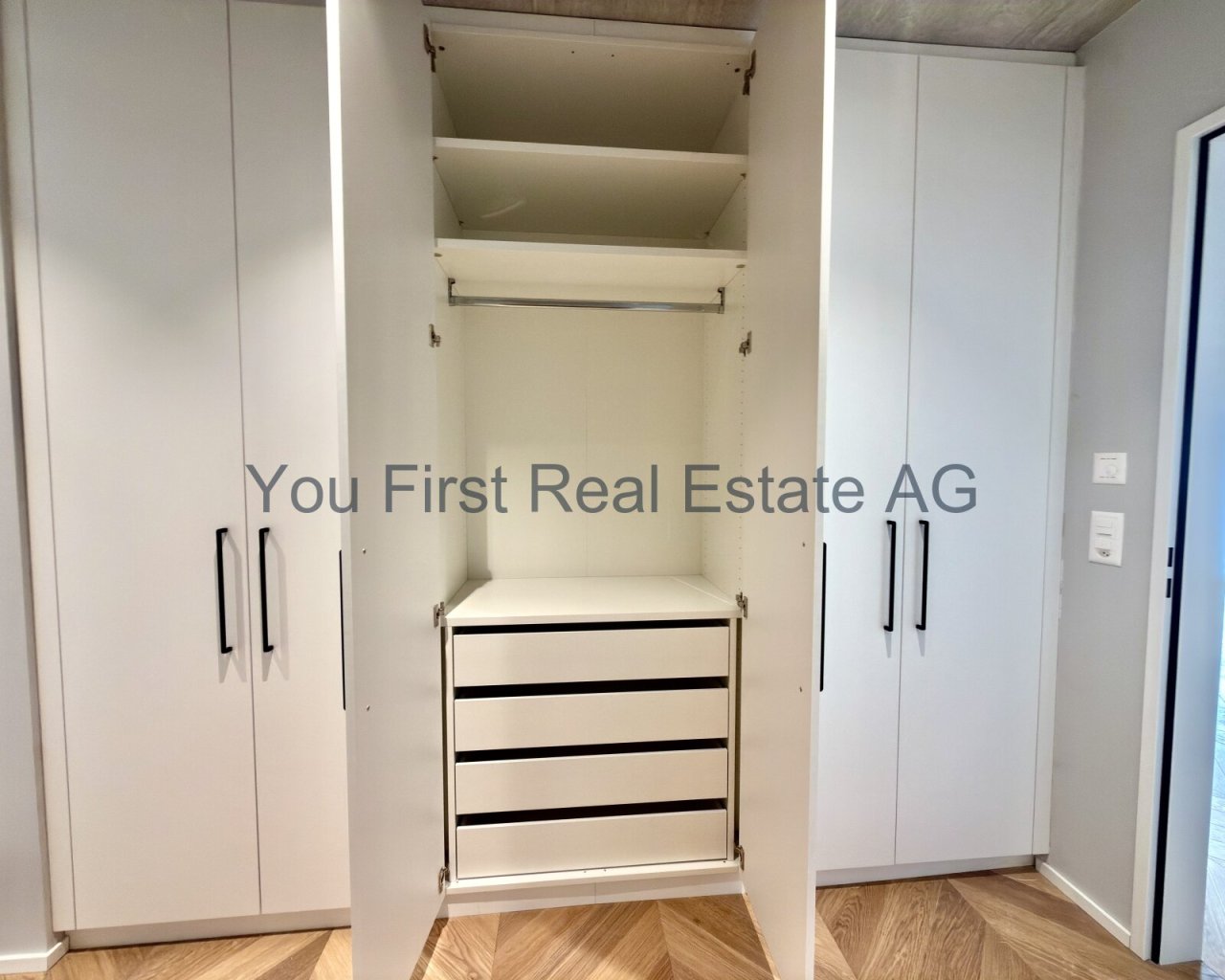 Maßgefertigter Einbauschrank mit intelligenter Raumaufteilung - maximale Stauraum-Effizienz!