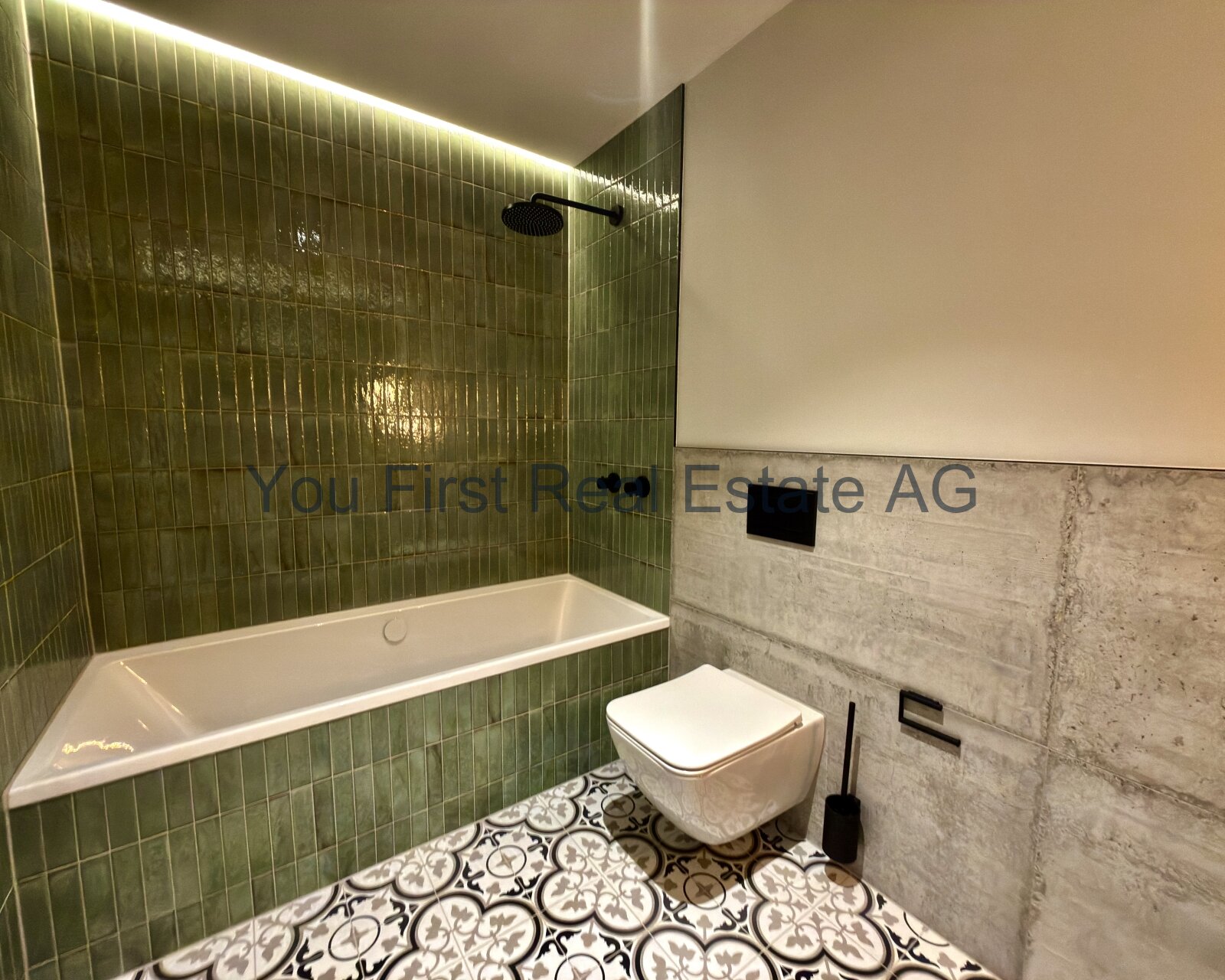 Wellness-Oase mit Design-Charakter: Modernes Badezimmer mit Mosaikboden und stimmungsvoller Beleuchtung