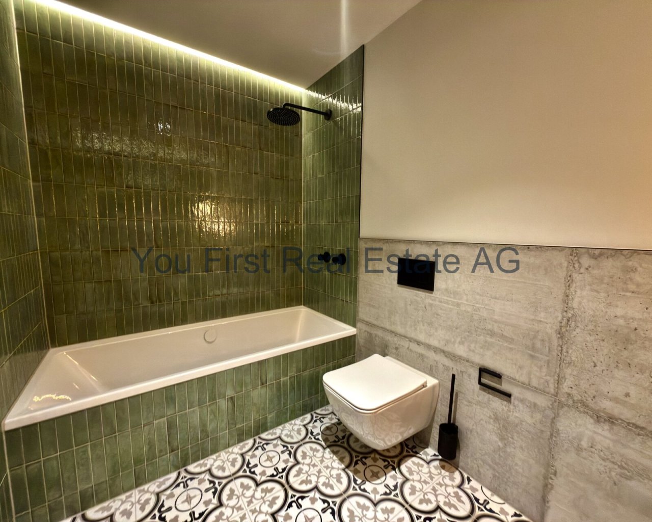 Wellness-Oase mit Design-Charakter: Modernes Badezimmer mit Mosaikboden und stimmungsvoller Beleuchtung