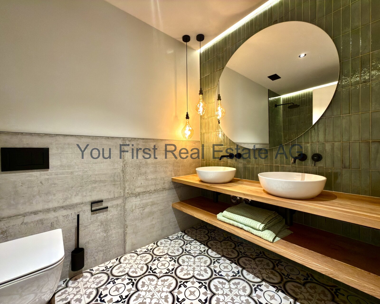 Design-Highlight: Modernes Badezimmer mit Retro-Bodenfliesen und elegantem Holz-Waschtisch