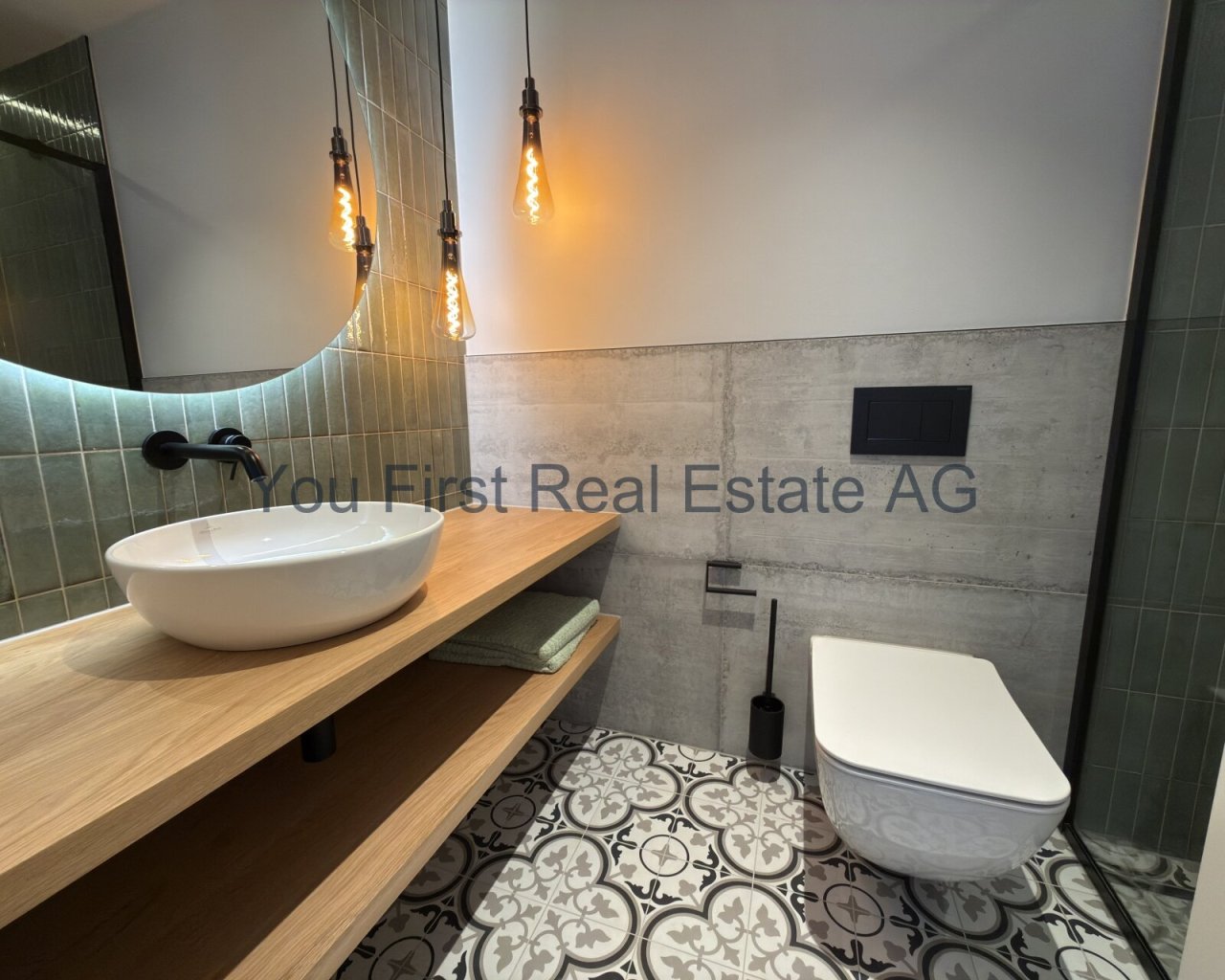 Design-Highlight: Modernes Gäste-WC mit Designfliesen und Holzablage