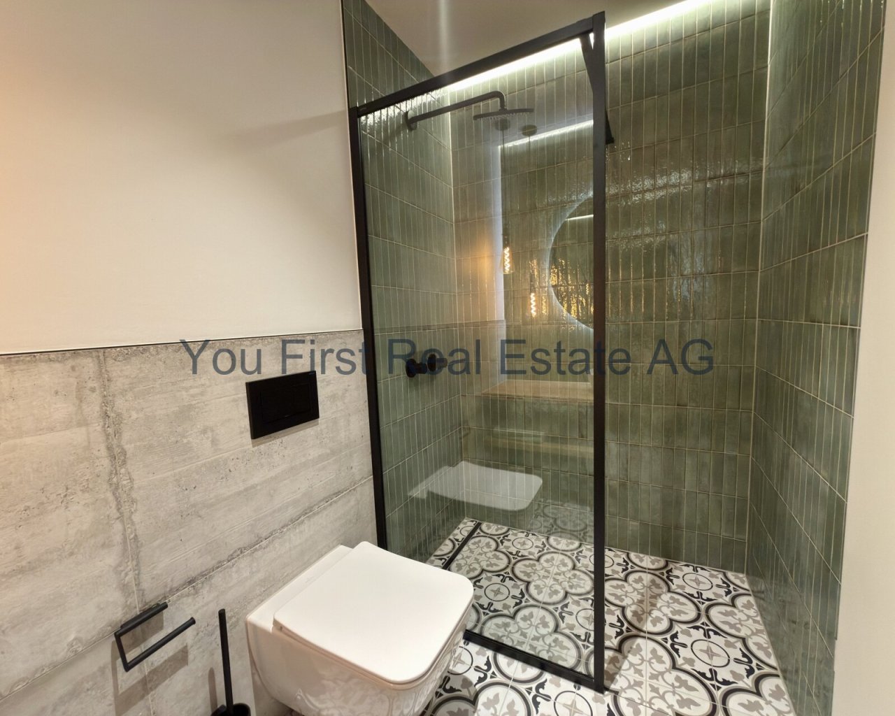 Design-Dusche mit Wohlfühl-Garantie: Elegante Glasfront und zeitlose Mosaikfliesen