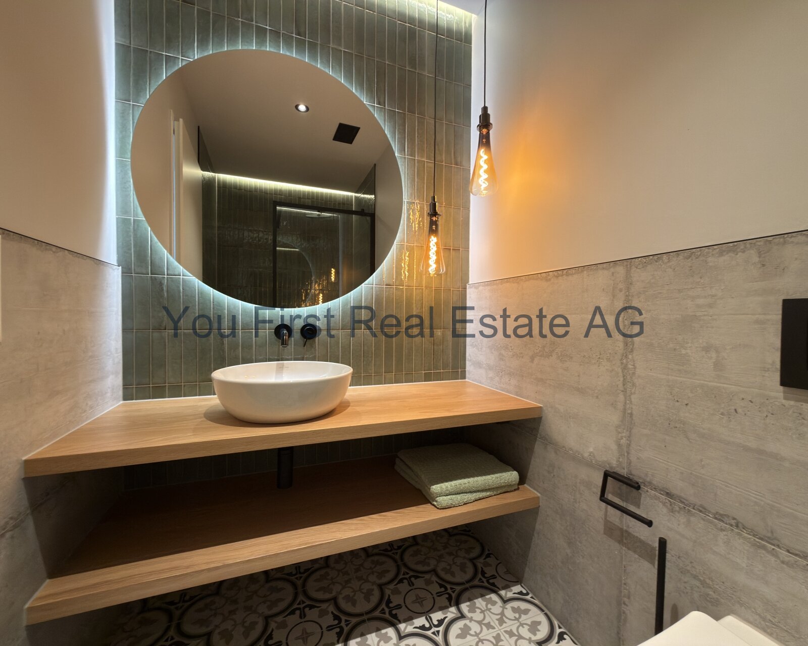 Design-Highlight: Modernes Badezimmer mit Rundspiegel und Holz-Waschtischkonsole