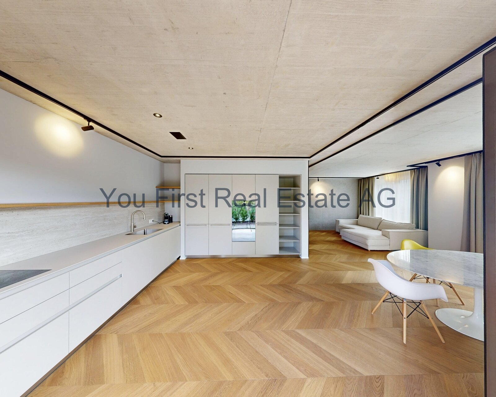 Lichtdurchflutetes Wohn-Essensemble mit Designer-Küche und elegantem Fischgrät-Parkett