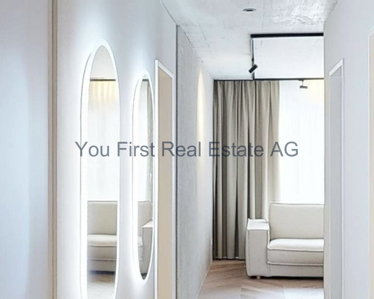 Design-Highlight: Elegante Flurgestaltung mit skulpturalen Spiegeln und lichtdurchfluteter Raumteilung