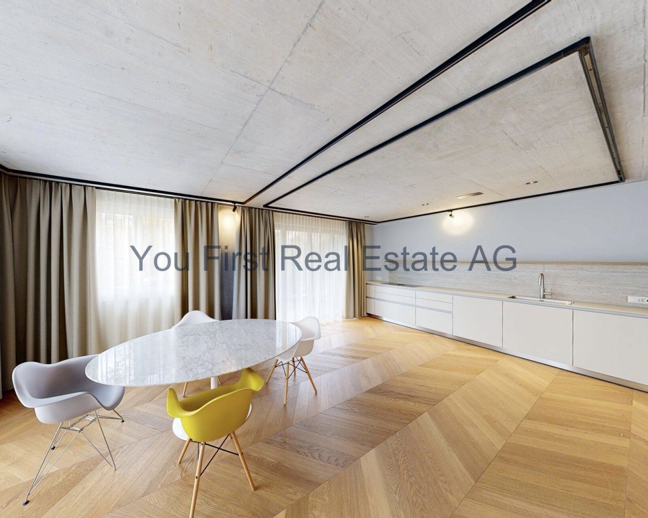 Design-Küche mit elegantem Fischgrät-Parkett und maßgefertigter Einbaufront