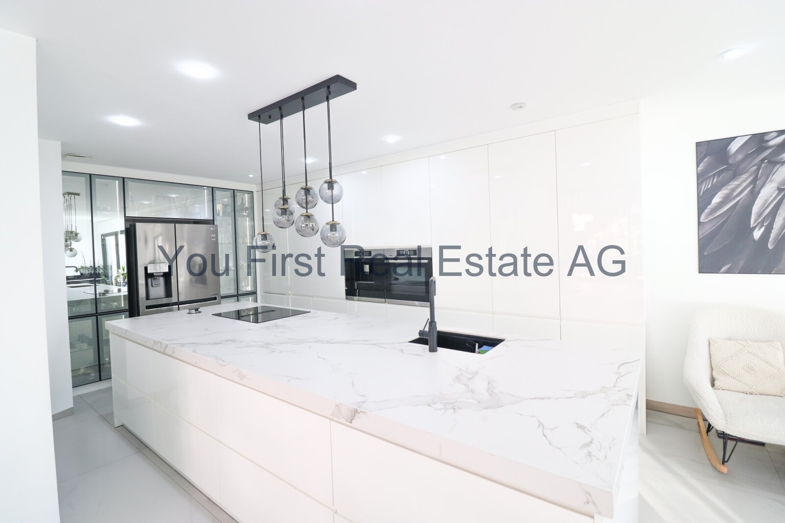 Luxus-Designerküche mit Marmorarbeitsplatte und Glasfront - Highend-Kochbereich mit elegantem Küchenblock