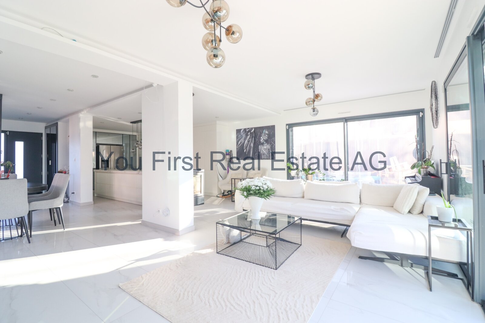 Lichtdurchflutetes Designerdomizil mit offener Wohnküche und eleganter Raumteilung