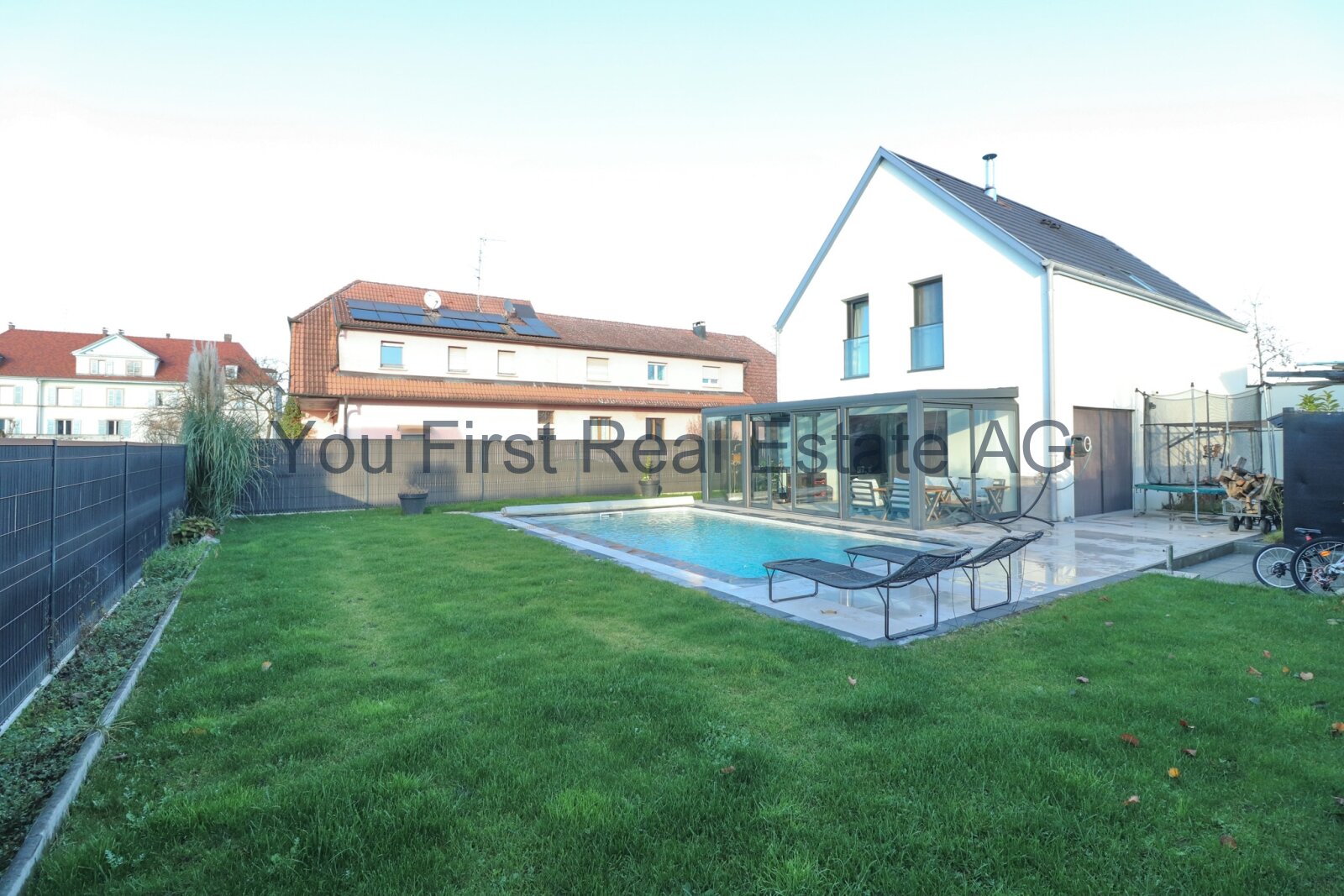 Modernes Einfamilienhaus mit Poolanlage und Solarenergie-Nutzung