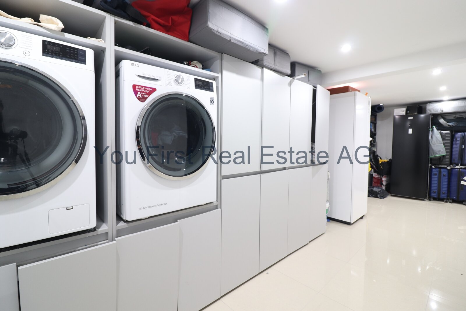 Komfort inklusive: Hochwertige Waschstation mit modernsten Geräten und cleverer Stauraum-Lösung