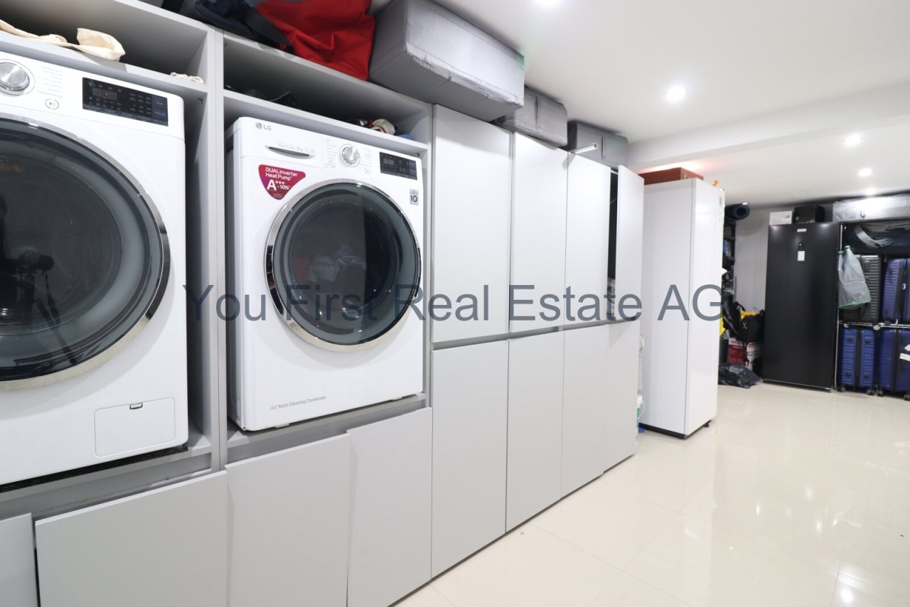 Komfort inklusive: Hochwertige Waschstation mit modernsten Geräten und cleverer Stauraum-Lösung