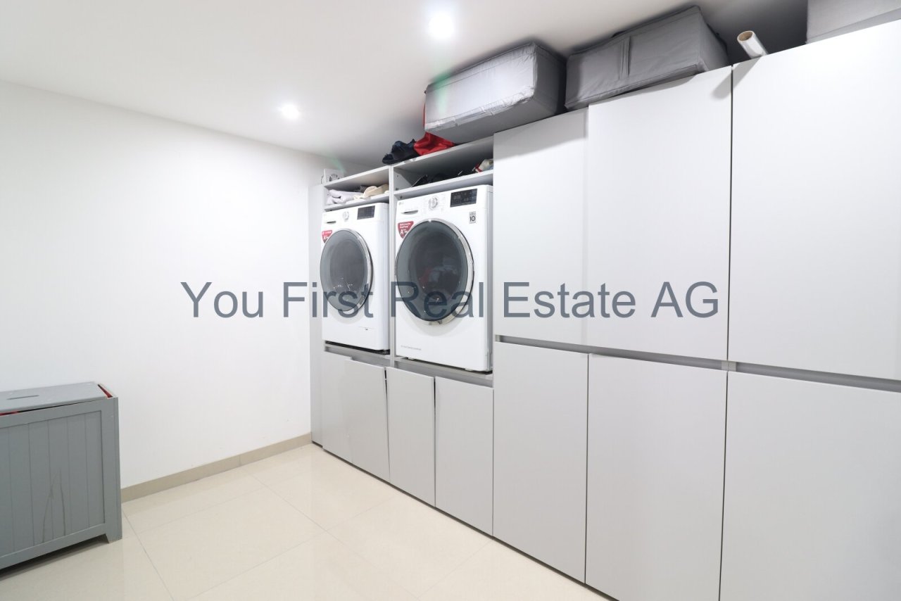 Komfortabler Waschraum mit intelligenter Stauraum-Lösung und modernen Geräten