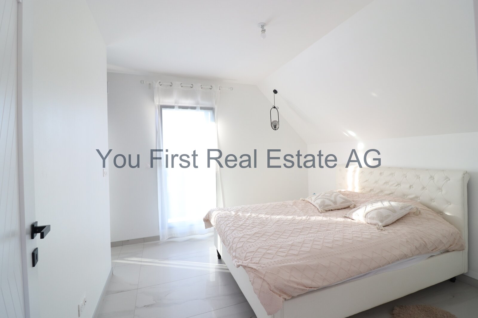 Lichtdurchflutetes Schlafzimmer mit bodentiefer Fensterfront und elegantem Design