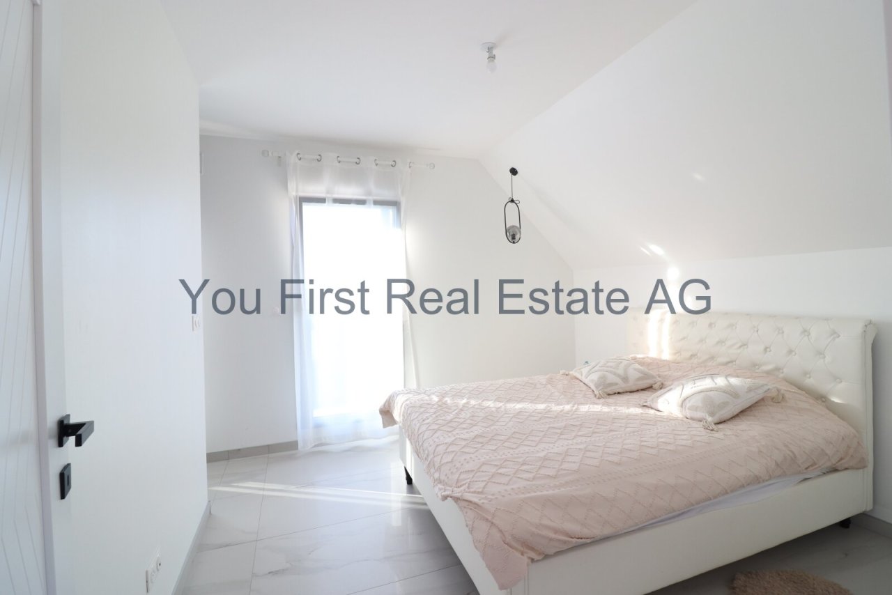 Lichtdurchflutetes Schlafzimmer mit bodentiefer Fensterfront und elegantem Design