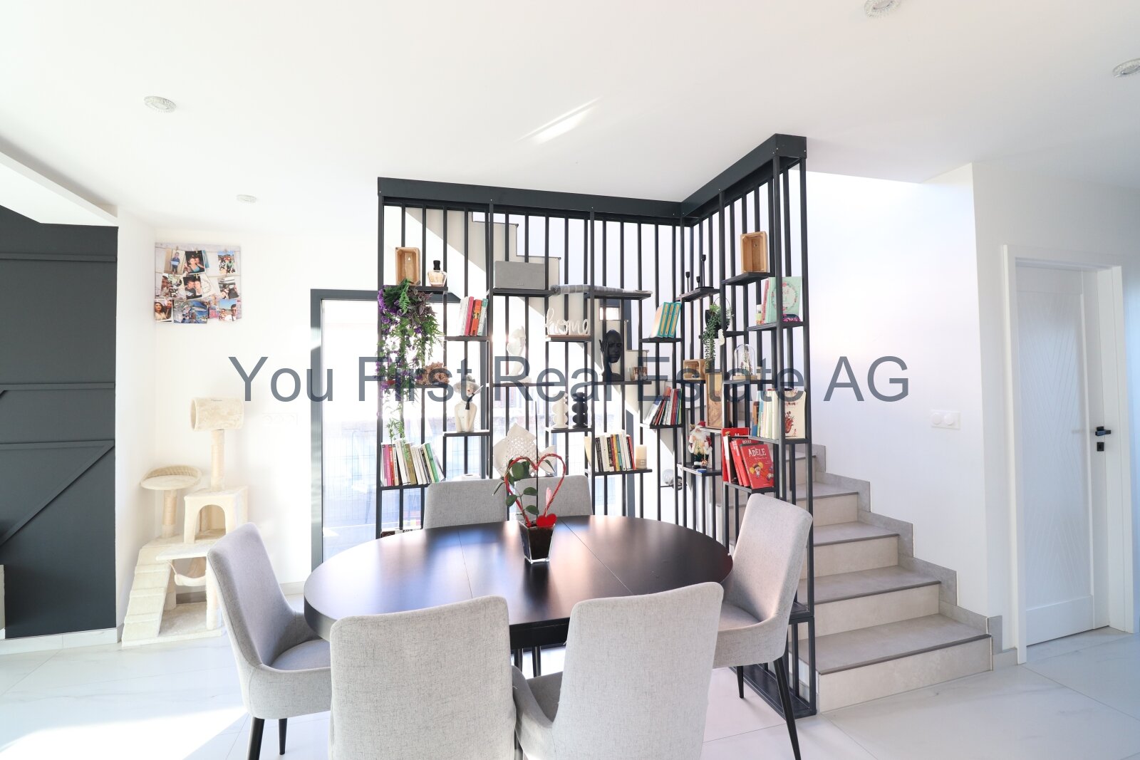 Designerstück: Elegante Raumtrennung mit integriertem Bücherregal und Treppe