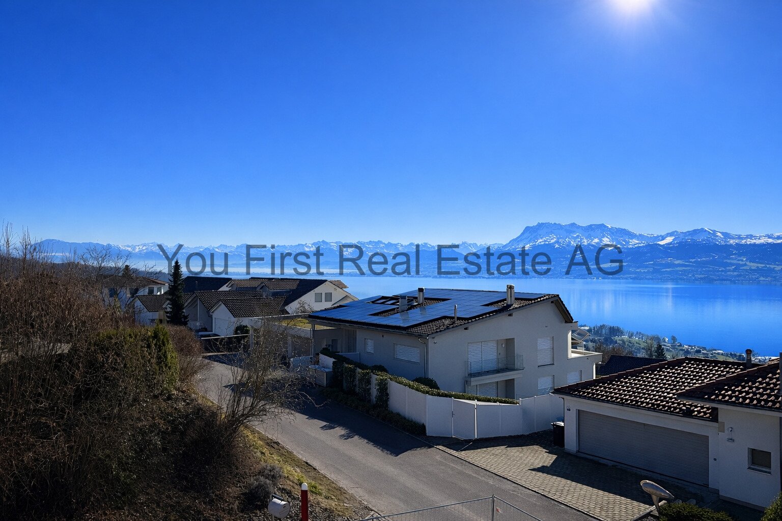 Panorama-Highlight: Seesicht-Wohnung mit Solaranlage und Bergpanorama