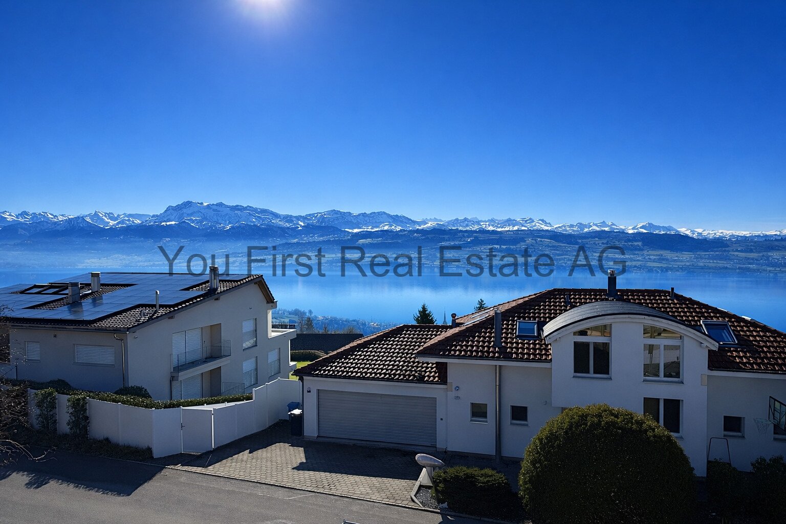 Panorama-Traumlage: Moderne Architektur mit atemberaubender Alpen- und Seesicht