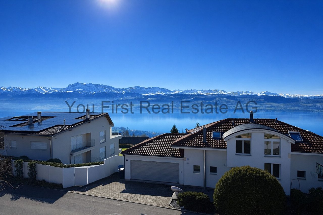Panorama-Traumlage: Moderne Architektur mit atemberaubender Alpen- und Seesicht