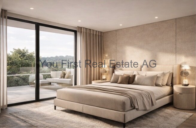 Lichtdurchflutetes Schlafzimmer mit XXL-Panoramaverglasung und direktem Balkonzugang