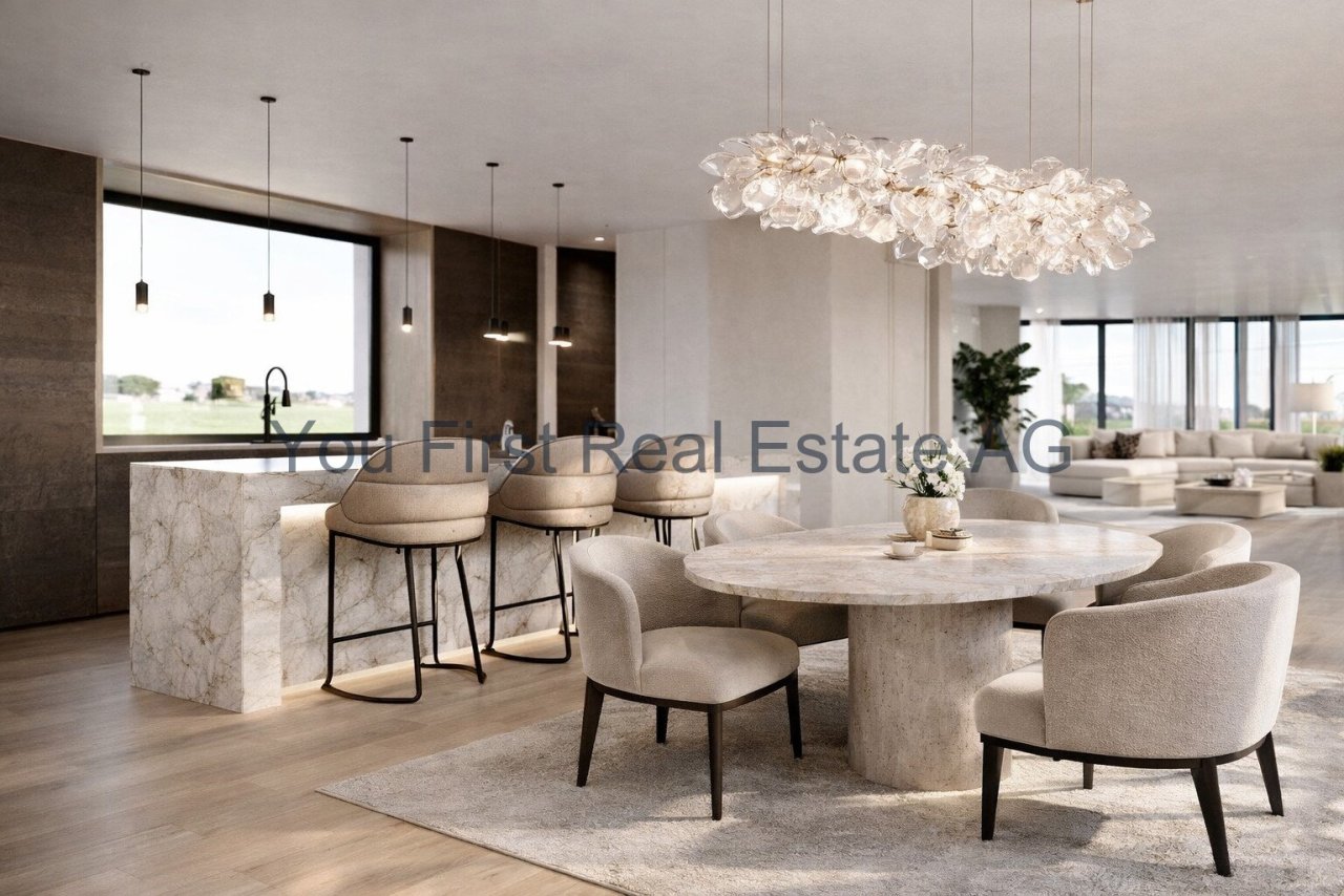 Lichtdurchflutete Wohn-Essbereich mit Designer-Marmorküche und eleganter Lichtkunst